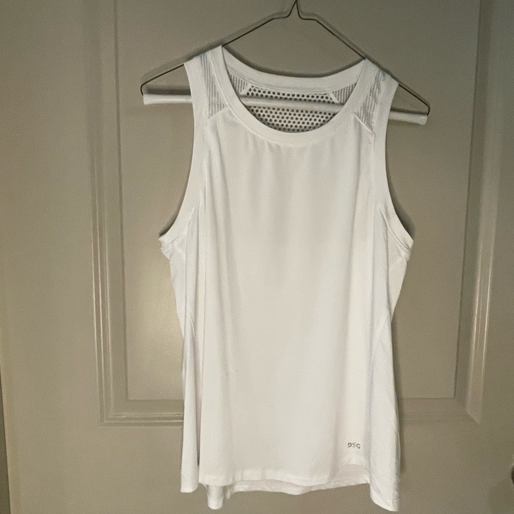 Women’s DSG Medium white fitness & workout tank top shirt